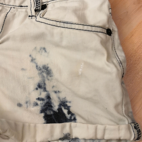 COPY - BCBG denim shorts - Picture 4 of 4